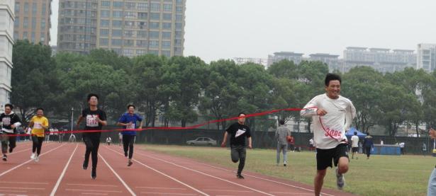 爱游戏在线-队员们兢兢业业，为胜利而拼搏