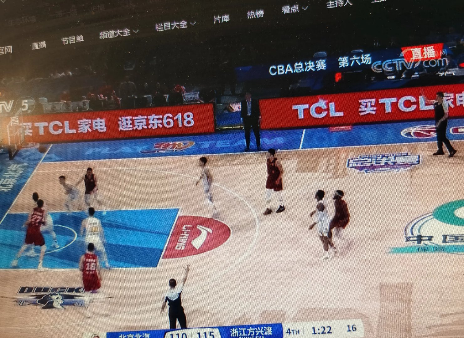 北京队在客场赢得一场激烈的比赛