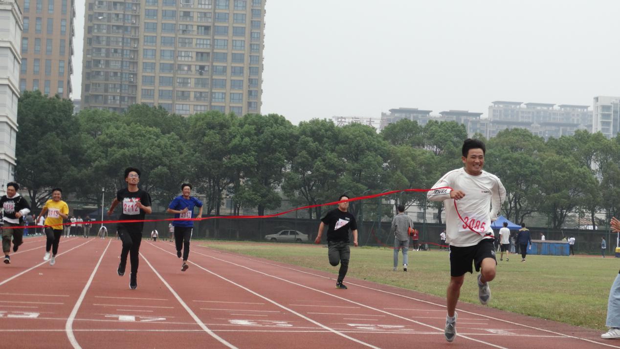 队员们兢兢业业，为胜利而拼搏