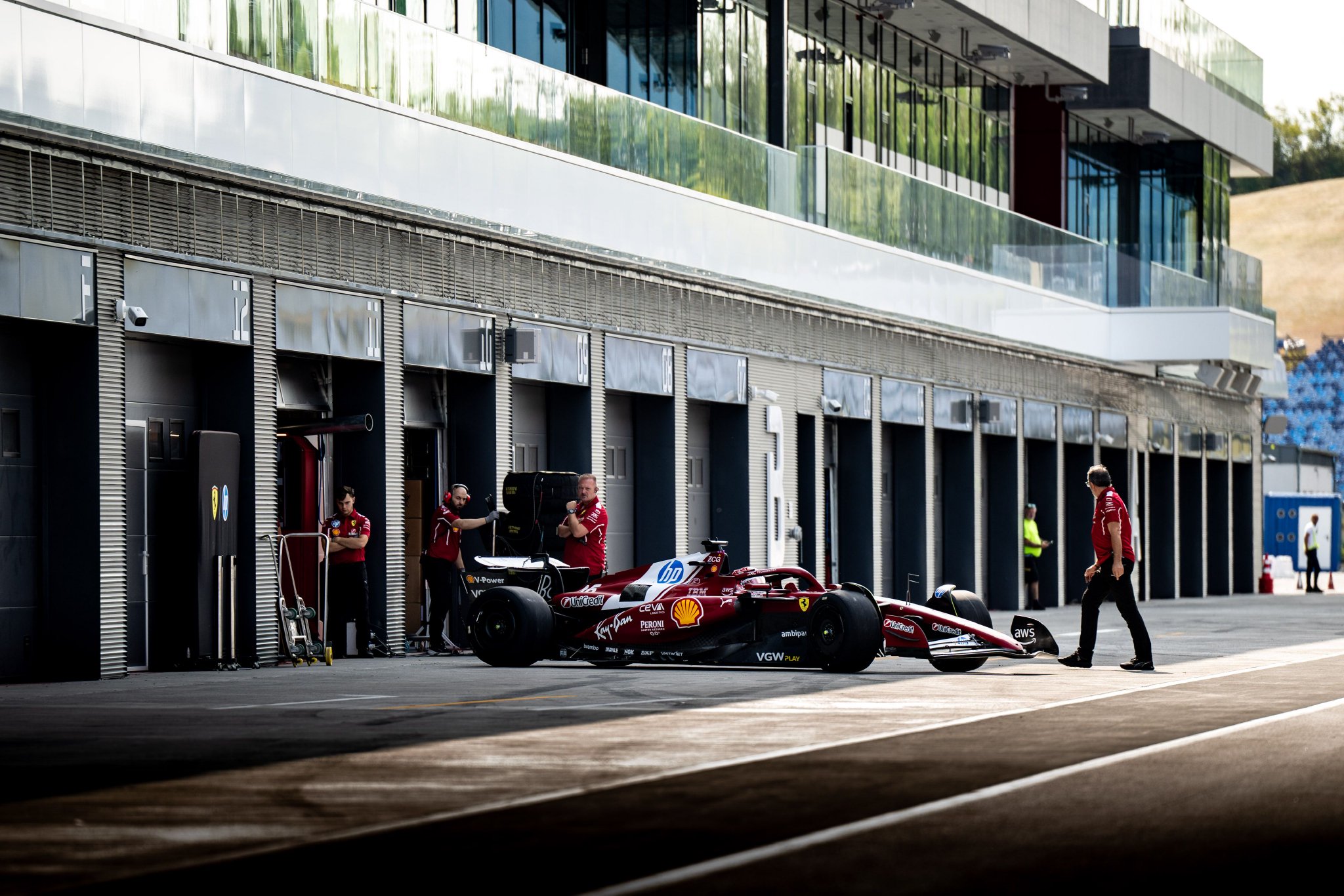 法拉利碾压红牛车队,勒克莱尔点燃赛场的简单介绍 法拉利碾压红牛车队,勒克莱尔点燃赛场的简单介绍