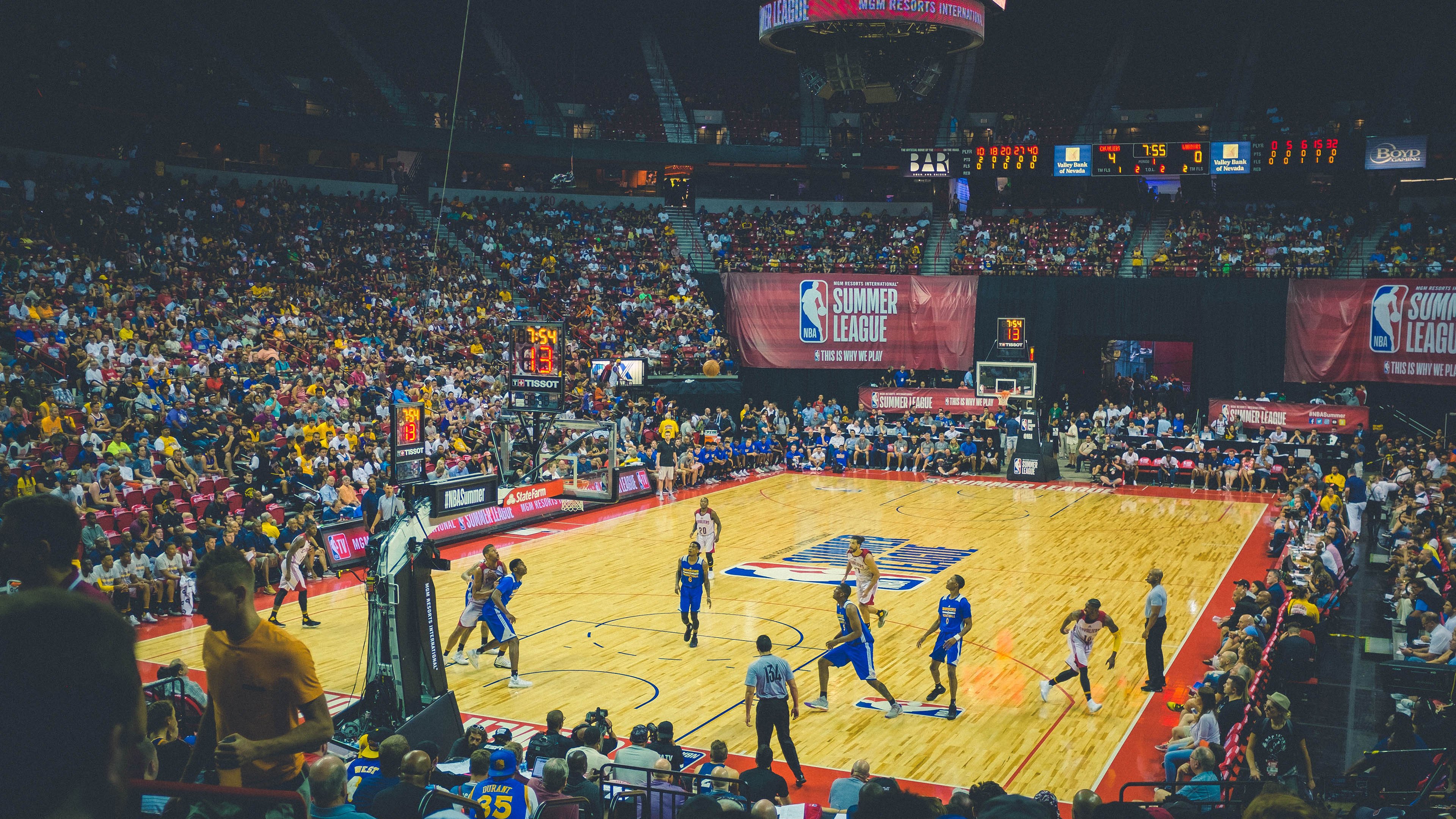 篮球世界的双重震撼，灰熊爆冷76人，文班亚马在美加墨世界杯接管比赛